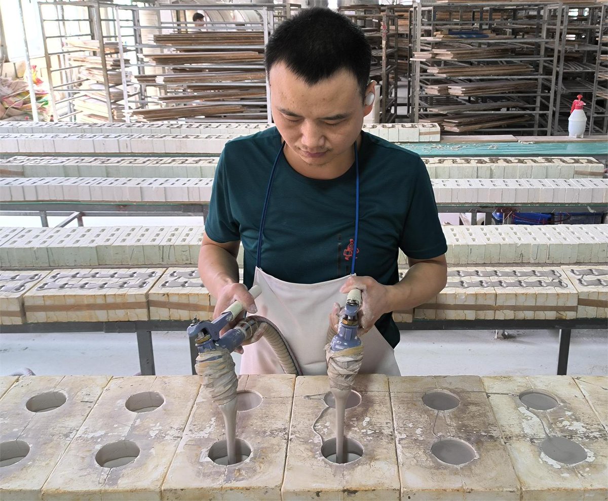 Jiahe6572's tweet image. Unlock the art of slip casting for seamless ceramic creations! Discover techniques that elevate your craftsmanship to new heights. 🏺✨ #Ceramics #SlipCasting #Artistry #Craftsmanship #fyp