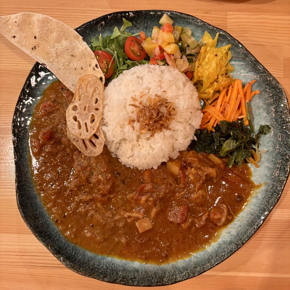 neene3's tweet photo. 今日は難波千日前の「辛と薫」さんでチキンカレーと鶏ハラミと筍の花椒カレーのあいがけを頂きました。花椒のパンチが効いてて美味い。場所はNGKとわなかさんの間の路地を入ってゆく。
#カレー
#スパイスカレー
#大阪スパイスカレー
#スパイスカレー大阪
#なんばランチ https://t.co/SHVfg9tYNe