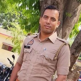 Deepakpathak615's tweet image. @myogiadityanath की 3-वर्षीय तबादला नीति व पारदर्शिता के दावे #अमेठी में फेल गौरीगंज में आ.कौशल यादव तबादले के बाद भी 1+ वर्ष से १ ही स्थान पर जमे राजनीति रसूख या फिर @amethipolice नतमस्तक क्या नियम सिर्फ कागज़ों तक सीमित?सक्रिय #SP व विभाग की छवि से खिलवाड़ @Uppolice @dgpup