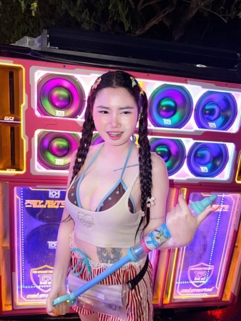 ฟะ เฟิร์ส tweet media