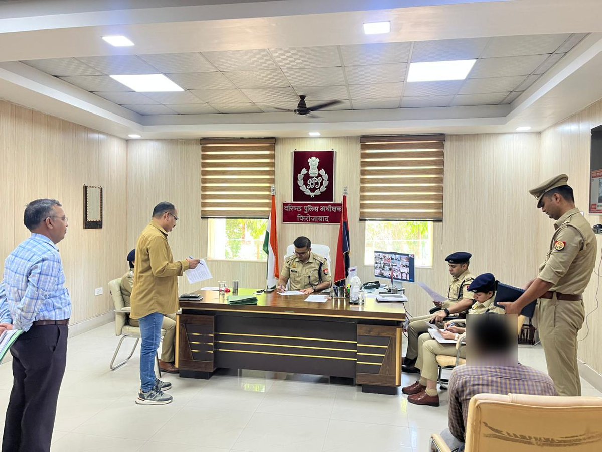 firozabadpolice's tweet image. #जनसुनवाई #SSP फिरोजाबाद द्वारा पुलिस कार्यालय में आने वाले फरियादियों की समस्याओं को विस्तारपूर्वक सुनकर उनकी समस्याओं / प्रार्थना-पत्रों के गुणवत्तापूर्ण एवं समयबद्ध निस्तारण हेतु सम्बन्धित को दिए गये आवश्यक दिशा-निर्देश...