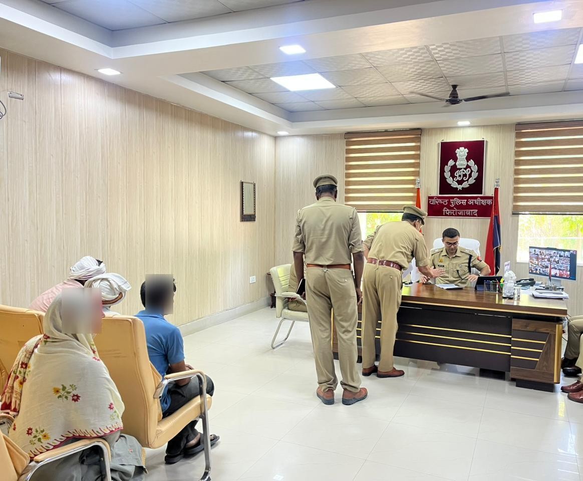 firozabadpolice's tweet image. #जनसुनवाई #SSP फिरोजाबाद द्वारा पुलिस कार्यालय में आने वाले फरियादियों की समस्याओं को विस्तारपूर्वक सुनकर उनकी समस्याओं / प्रार्थना-पत्रों के गुणवत्तापूर्ण एवं समयबद्ध निस्तारण हेतु सम्बन्धित को दिए गये आवश्यक दिशा-निर्देश...