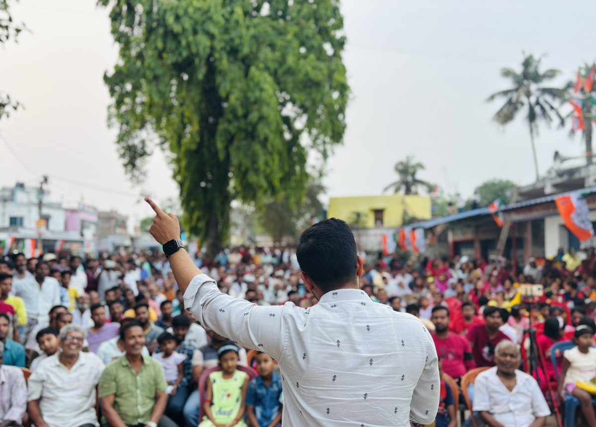 নদীয়া জেলার করিমপুরের মানুষ <a href="/MamataOfficial/">Mamata Banerjee</a> এবং <a href="/abhishekaitc/">Abhishek Banerjee</a> -র হাত শক্ত করে বাংলার অপমানের জবাব দিতে তৈরি আছে।

বিজেপির জমিদারদের বিসর্জন দিয়ে #AbarJitbeBangla