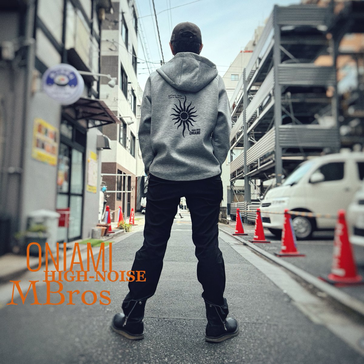 oniami_com's tweet photo. 【oniami pre order】

本日鬼阿弥受注展示会3日目
御徒町GRAND MARTIN
15時にオープンしております！

少し暑いですが良い天気♪

今日も
鬼阿弥タイヨウモチーフの
彫りの大リング、中リング、ネックレス
そして新しくスペシャルな生地のTシャツやパーカーなど展示して

お待ちしています♪ https://t.co/fwFTLEX1XB