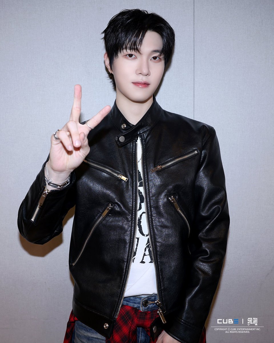 CUBE_SLAY's tweet image. [📸] SLAY (슬레이) '나타나 줘' 음악방송 Behind Photo #1

#SLAY #슬레이
#나타나줘