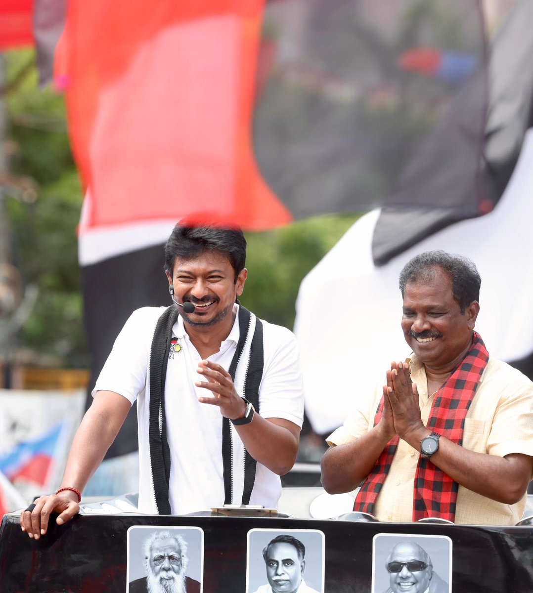 Udhaystalin's tweet photo. டெல்லி அணிக்கு எதிரான ஜனநாயக அறப்போரில், தமிழ்நாடு அணியின் வெற்றிக்காகத் தொடர் பரப்புரை மேற்கொண்டு வரும் நிலையில், இன்றைய தினம் சோழிங்கநல்லூர் சட்டமன்றத் தொகுதியின் வெற்றி வேட்பாளர் அண்ணன் @S_AravindRamesh  அவர்களுக்கு உதயசூரியன் சின்னத்தில் வாக்கு சேகரித்தோம். 

தொகுதி மக்களின் நன்மைக்காக, திராவிட மாடல் அரசு செயல்படுத்தி இருக்கும் திட்டங்களையும் சாதனைகளையும் ஒவ்வொன்றாகச் சொல்லி பரப்புரை செய்தோம். 

தன்மானத் தமிழ்நாடு என்றைக்குமே டெல்லிக்கு ‘Out of Control’ என்ற நிலையை உருவாக்க அயராது உழைப்போம்!

#DMK4TN #VoteForDMK #ஸ்டாலின்_தொடரட்டும் #தமிழ்நாடு_வெல்லட்டும்