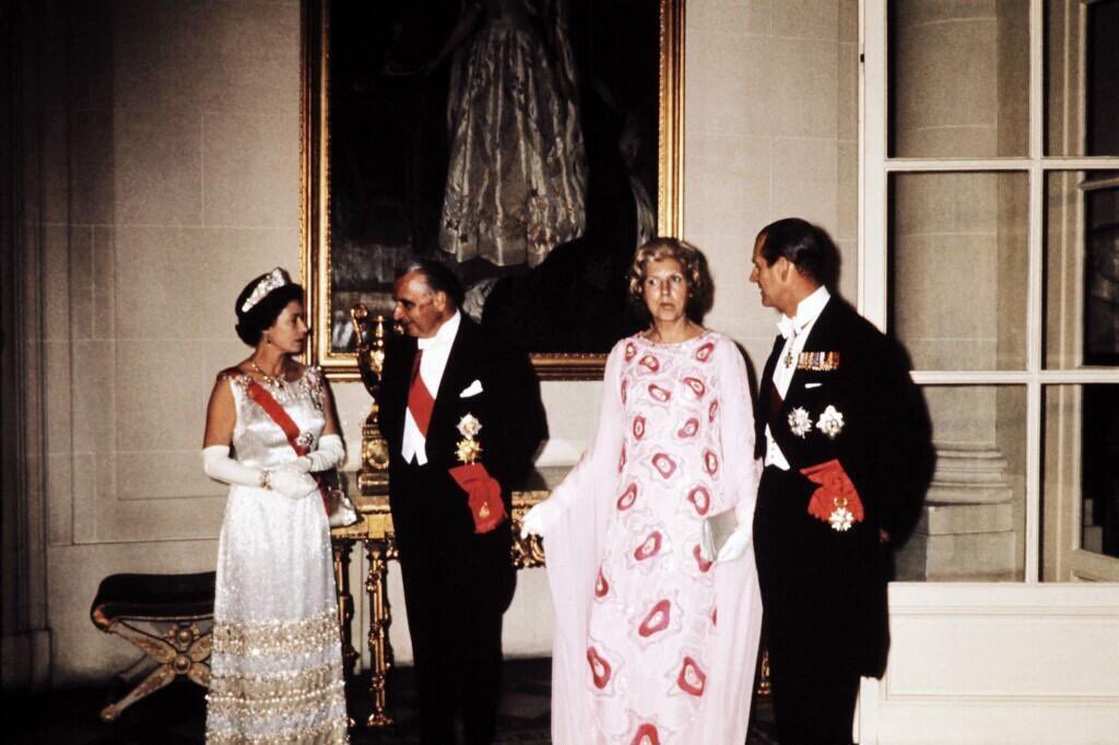 sarahdiaryz's tweet image. This Silver lamé beaded shift dress was designed by Sir Norman Hartnell, worn by Queen Elizabeth II for her State Visit to France in 1972 🇫🇷

#throwback Queen Elizabeth II attends a reception at the British embassy on May 18, 1972 in Paris, France.

📸 Stephen Chung / RCT / AFP