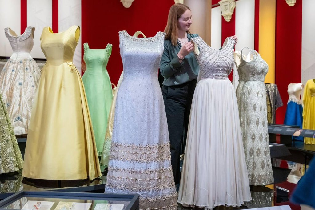 sarahdiaryz's tweet image. This Silver lamé beaded shift dress was designed by Sir Norman Hartnell, worn by Queen Elizabeth II for her State Visit to France in 1972 🇫🇷

#throwback Queen Elizabeth II attends a reception at the British embassy on May 18, 1972 in Paris, France.

📸 Stephen Chung / RCT / AFP