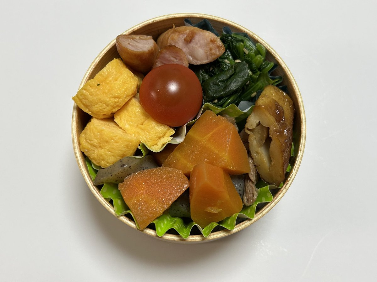 takako_funafuna's tweet photo. takakoの気まぐれ弁当🍱

朝一の気分に寄って、お弁当を作り出す気まぐれな私です 。
☆冷蔵庫の中をあさり、詰め   混みましたが彩りが暗かったのでプチトマトを乗せました 。 (͒ ᴖ ·̫ ᴖ⸝⸝ )͒♪ https://t.co/jJS0kCOBOU