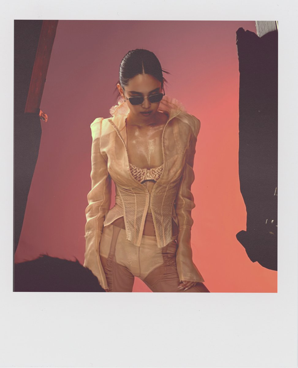 mintmag_th's tweet image. จึ้งแบบตัวแม่! จัดภาพโพลารอยด์ของสาว #JENNIE Rayban Global Brand Ambassador ถ่ายทอดบรรยากาศกลิ่นอายยุค 90s ชวนให้ความรู้สึกเท่ ผสมผสานกับความเป็นธรรมชาติ ผ่านแว่นตารุ่นซิกเนเจอร์ได้อย่างโดดเด่น 💚

#rayban
#jenniekim
#jennierubyjane
#MintNews