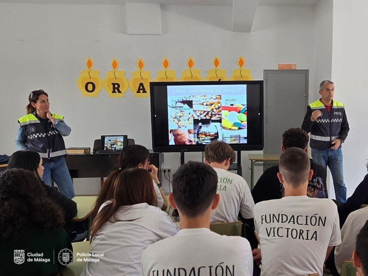 Buenos días. La Policía Local tiene en marcha el programa Agente Tutor, en el que agentes imparten charlas y talleres preventivos en centros educativos sobre acoso escolar, drogas o Internet.