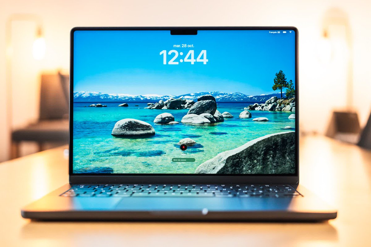 01net's tweet image. 🍎 Mauvaise nouvelle pour le MacBook Pro OLED, Apple doit revoir ses plans 💻 #Apple #MacBookPro  ➡️ 01net.com/actualites/mau…