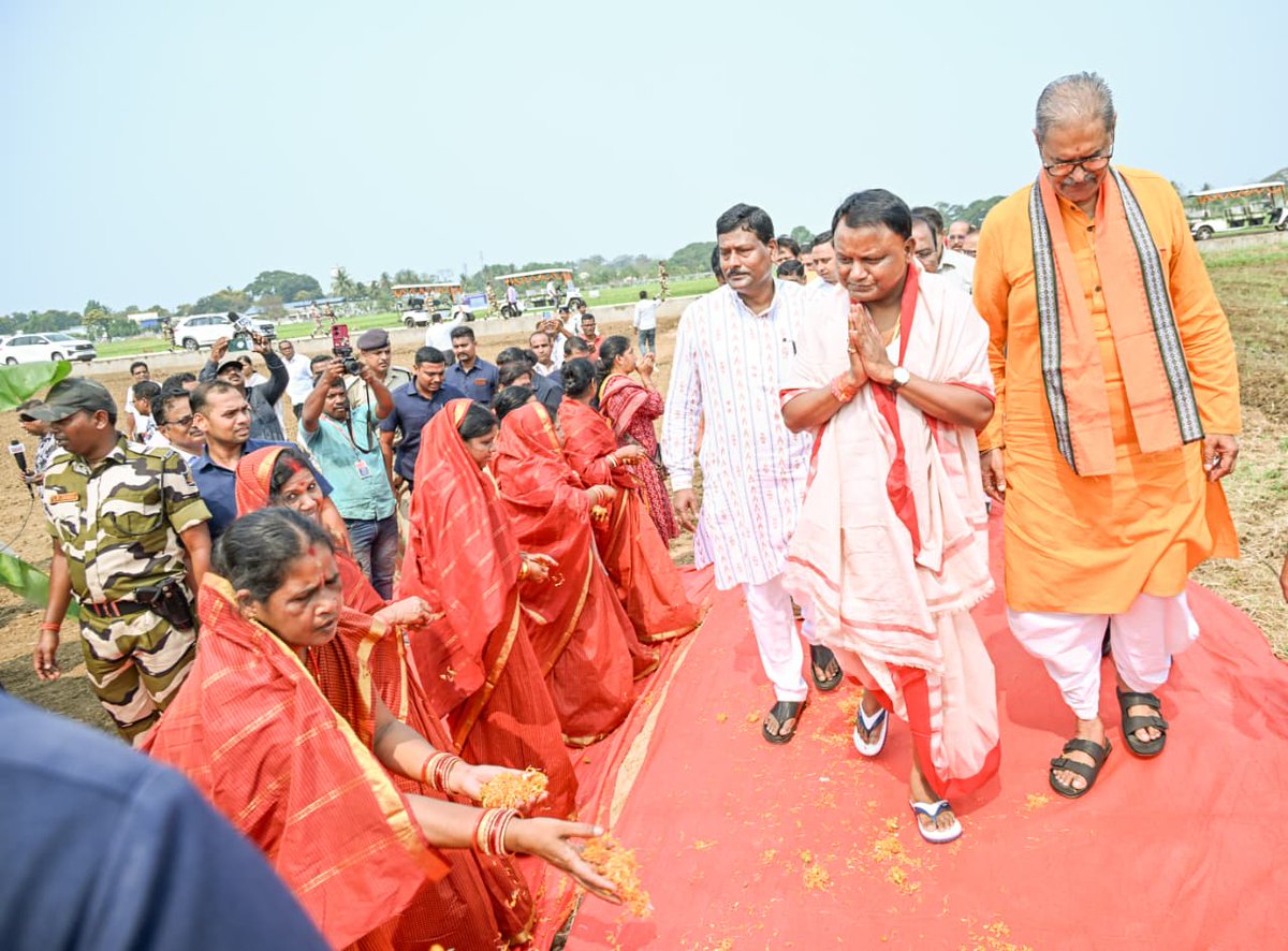 sambad_odisha's tweet image. #ଆଜି_ପବିତ୍ର_ଅକ୍ଷୟ_ତୃତୀୟା
#ହଳ_କଲେ_ମୁଖ୍ୟମନ୍ତ୍ରୀ
ପବିତ୍ର ଅକ୍ଷୟ ତୃତୀୟା ଅବସରରେ କଟକର ସିଆରଆରଆଇ ଠାରେ ଅଖିମୁଠି ଅନୁକୂଳ କଲେ ମୁଖ୍ୟମନ୍ତ୍ରୀ ମୋହନ ଚରଣ ମାଝୀ ।
#Sambad #AkhiMuthiAnukula #MohanCharanMajhi #OdishaCM #AkshayaTritiya #CRRICuttack #FarmersFestival #OdishaTradition