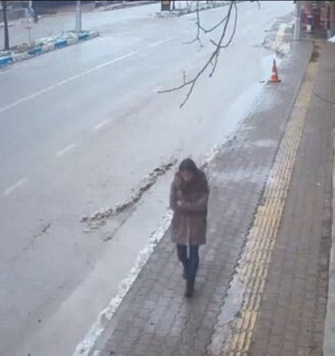 Sol_Yumrukk's tweet photo. Hava buz gibi, başını öne eğmiş, kollarıyla sarmış kendini…

Ne yaşattılar, nasıl kıydılar sana Gülistan.. https://t.co/EX3tJrBZdu