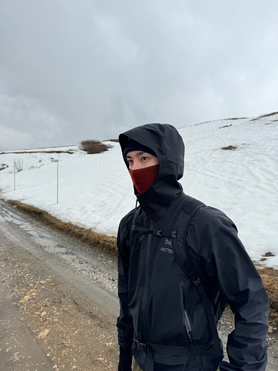 드디어 얼굴 보여줬고
다 가렸는데도 잘생김 팍팍 삐져나와서 행복함.........😍🫣