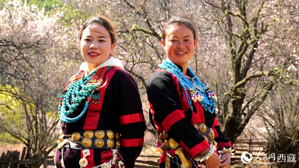KangbaTV's tweet image. People of the Lhoba ethnic group showcase traditional Lhoba #costumes, an item on China's list of national intangible #cultural heritage, during the 23rd peach blossom #tourism and cultural festival in #Nyingchi, southwest China's #Xizang Autonomous Region.