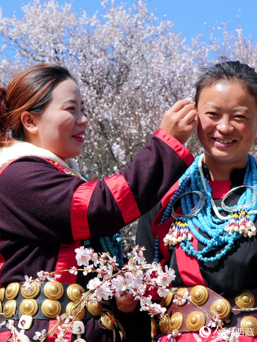 KangbaTV's tweet image. People of the Lhoba ethnic group showcase traditional Lhoba #costumes, an item on China's list of national intangible #cultural heritage, during the 23rd peach blossom #tourism and cultural festival in #Nyingchi, southwest China's #Xizang Autonomous Region.
