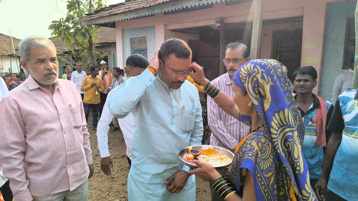 drhemantsavara's tweet image. साखरे (डोंगरीपाडा) येथे पार पडलेल्या चि. स्वप्निल व चि. सौ. का. कविता तसेच चि. विठ्ठल व चि. सौ. का. मोनिका यांच्या मंगलमय विवाह सोहळ्यास उपस्थित राहून नवदांपत्यांना मनःपूर्वक शुभाशीर्वाद दिले. 

#weddingceremony #blessings #sakhare #palghar #drhemantsavara