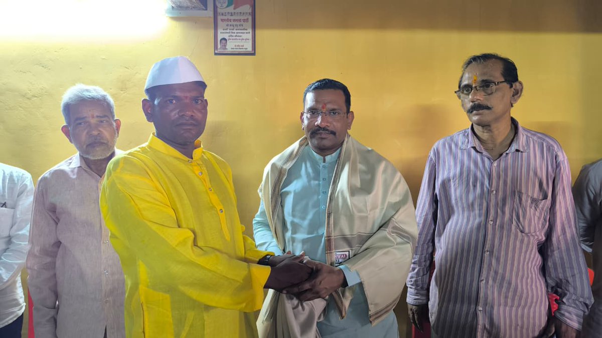 drhemantsavara's tweet image. साखरे (डोंगरीपाडा) येथे पार पडलेल्या चि. स्वप्निल व चि. सौ. का. कविता तसेच चि. विठ्ठल व चि. सौ. का. मोनिका यांच्या मंगलमय विवाह सोहळ्यास उपस्थित राहून नवदांपत्यांना मनःपूर्वक शुभाशीर्वाद दिले. 

#weddingceremony #blessings #sakhare #palghar #drhemantsavara