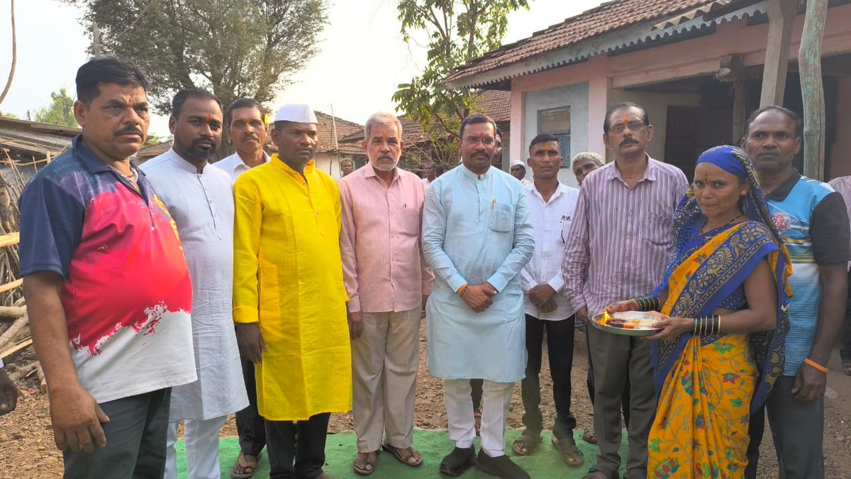 drhemantsavara's tweet image. साखरे (डोंगरीपाडा) येथे पार पडलेल्या चि. स्वप्निल व चि. सौ. का. कविता तसेच चि. विठ्ठल व चि. सौ. का. मोनिका यांच्या मंगलमय विवाह सोहळ्यास उपस्थित राहून नवदांपत्यांना मनःपूर्वक शुभाशीर्वाद दिले. 

#weddingceremony #blessings #sakhare #palghar #drhemantsavara