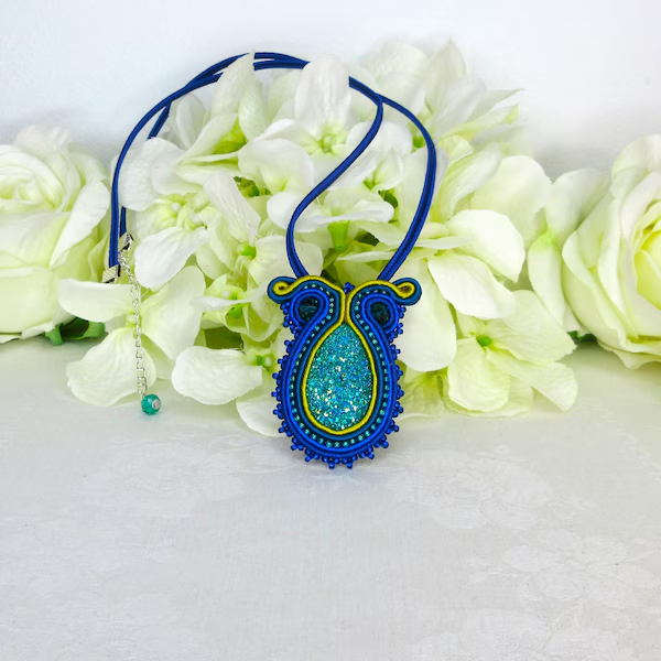 MollyGDesigns's tweet image. You can sparkle in the sun or under the stars wearing this pretty necklace.

etsy.com/uk/listing/442…
 #EarlyBiz #mhhsbd #shopindie #etsygifts