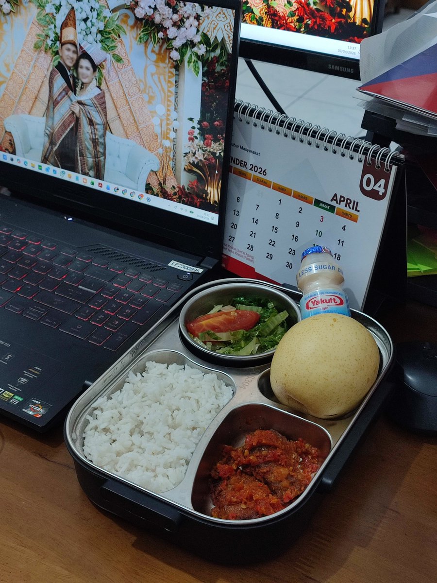 banzar92's tweet image. Selamat makan siang orang-orang sukses.
Kalian makan apa siang ini?

ini makan siangku
#MBG (Masakan Bini Gue)
- Tongkol Balado
- Sawi Tumis