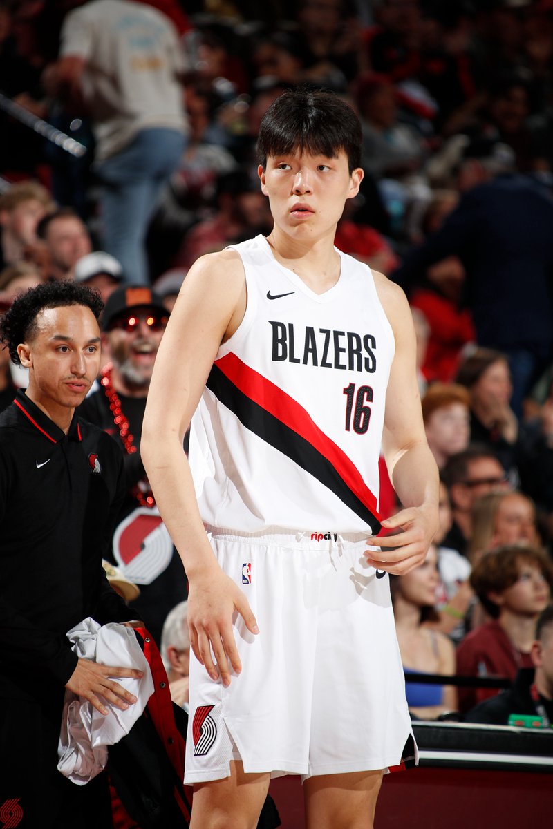 CGTNSportsScene's tweet image. 🏀#Spurs 111–98 #Blazers.

🇨🇳Portland’s #YangHansen gets 52 seconds and a slice of history as the 5th Chinese player ever to appear in an #NBAPlayoff game, after #WangZhizhi, #YaoMing, #YiJianlian, #ZhouQi.

📅G2 in #SanAntonio on Tuesday, then the series shifts to Portland.