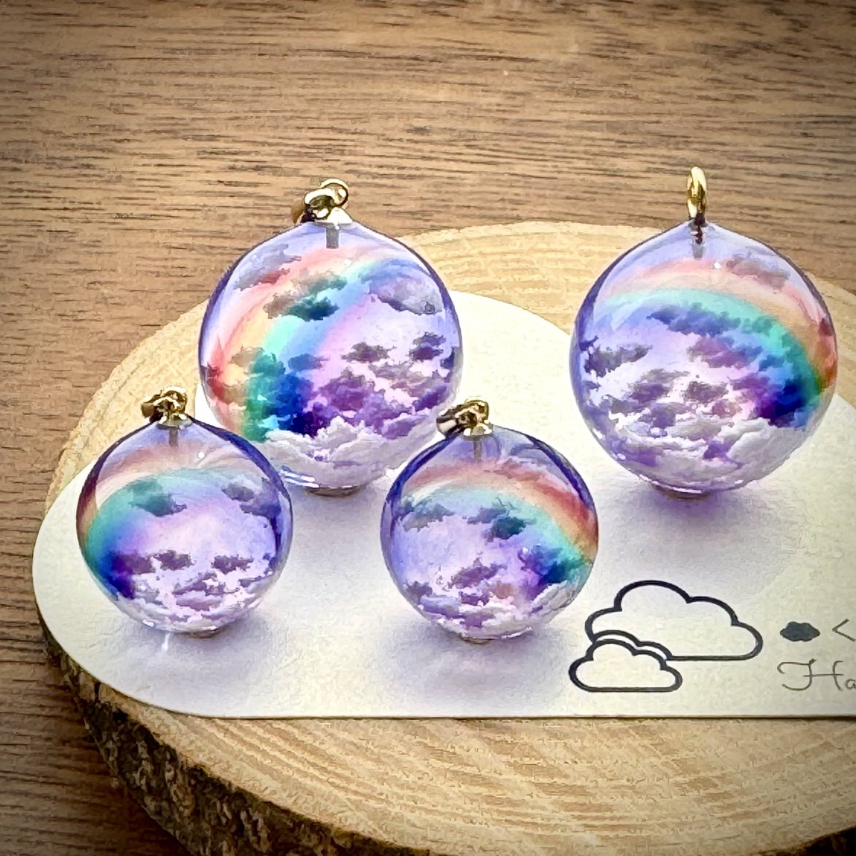 KurumiHand's tweet photo. 半球の雲レジン☁️
夕暮れ空にかかる虹🌈ペンダント＆バックチャーム☁️
制作しました。
minneさんに出品させて頂きます。
よかったら見に来てくださいね😊
⁡
 #夕暮れ空 #虹 #雲 #レジンペンダント #minne https://t.co/olHuxtBzh6