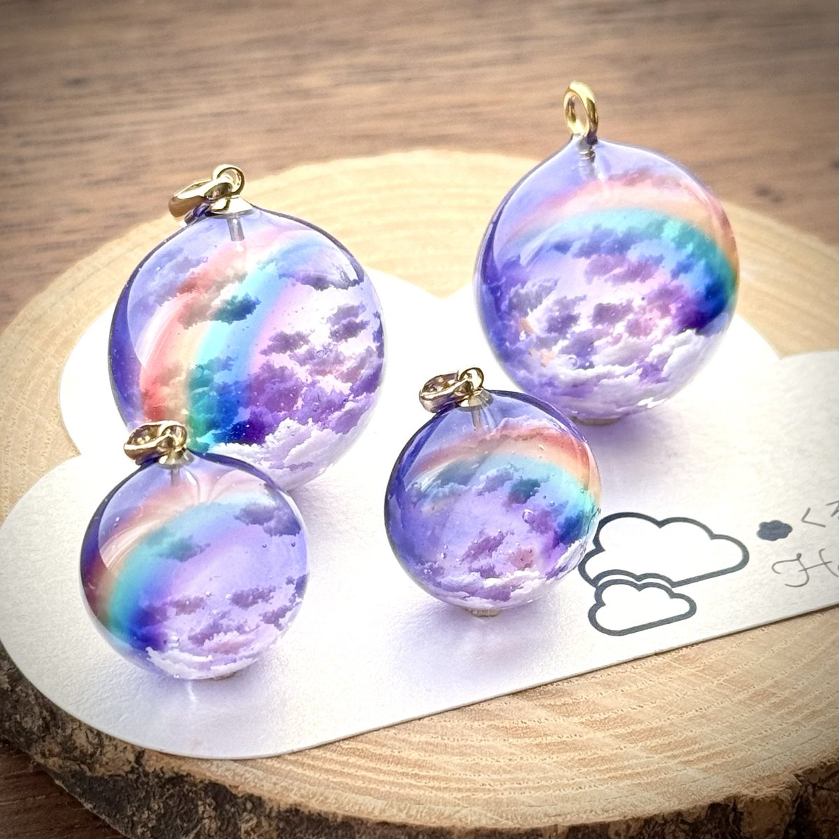 KurumiHand's tweet photo. 半球の雲レジン☁️
夕暮れ空にかかる虹🌈ペンダント＆バックチャーム☁️
制作しました。
minneさんに出品させて頂きます。
よかったら見に来てくださいね😊
⁡
 #夕暮れ空 #虹 #雲 #レジンペンダント #minne https://t.co/olHuxtBzh6