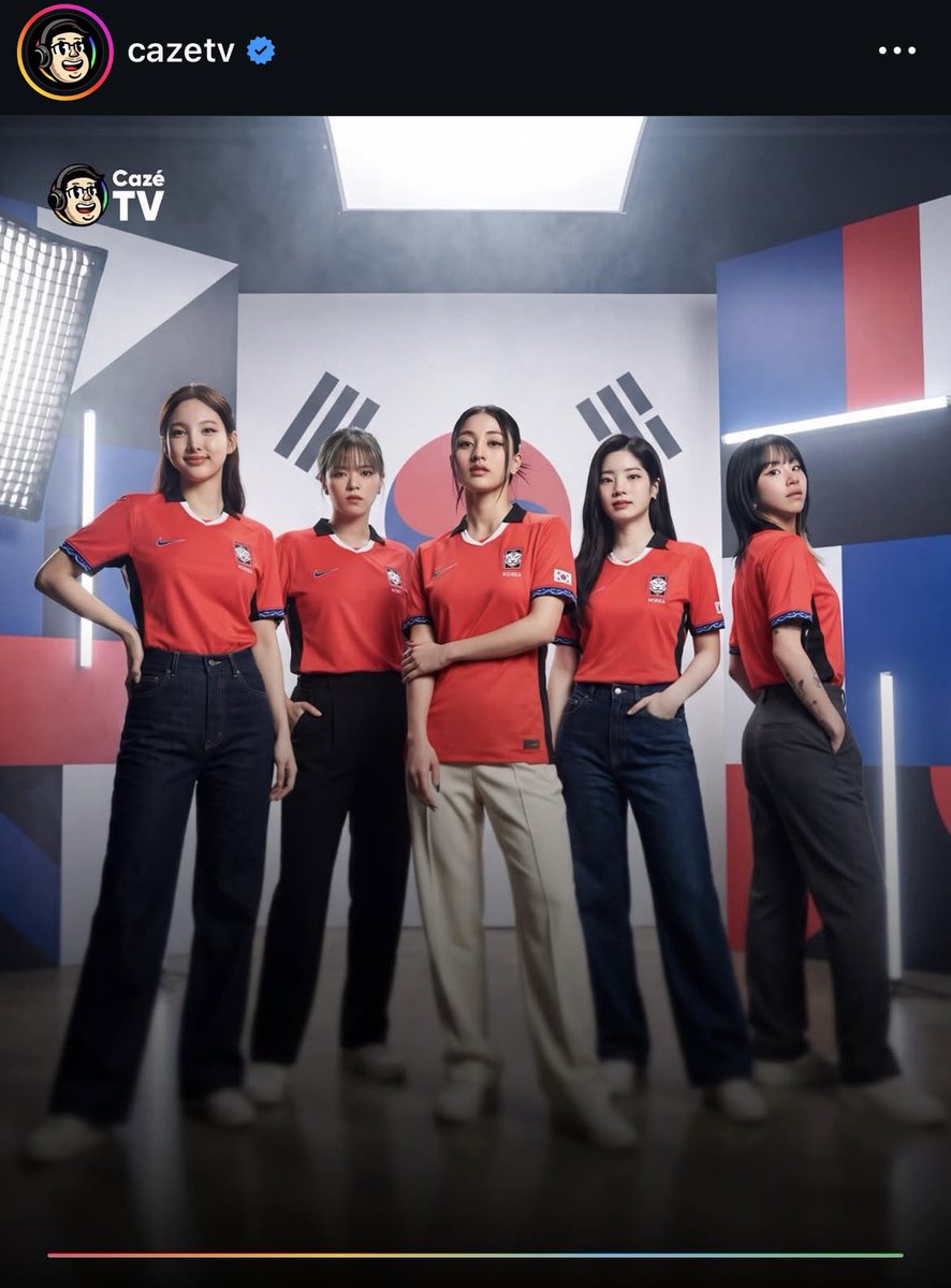 realmadridindo1's tweet photo. Para anggota TWICE disebut-sebut oleh saluran olahraga terbesar Brasil, Caze TV, di Instagram.

Unggahan tersebut berbunyi:

"Para bintang memperagakan jersey tim nasional mereka untuk Piala Dunia."

Nayeon, Jeongyeon, Jihyo, Dahyun, dan Chaeyoung terpilih untuk mewakili Korea Selatan 🇰🇷, sementara MISAMO terpilih untuk mewakili Jepang 🇯🇵.