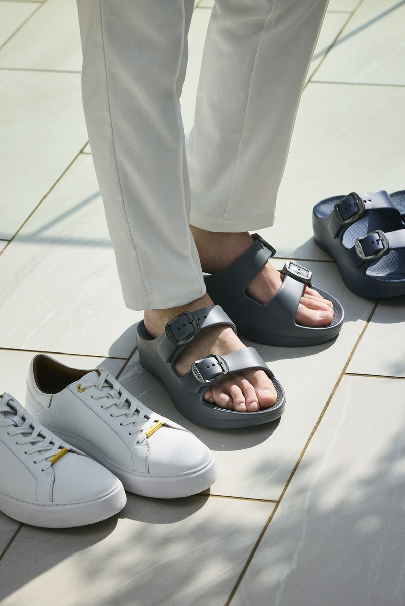 THEFASHIONPOST's tweet photo. 上質な日常着を提案する AOURE (アウール) は、リカバリーフットウェアブランド TELIC (テリック) とのコラボレーション第2弾を発表。本コラボレーションでは、人気モデル「W-BUCKLE2」をベースに、上質なメタル調バックルを採用した特別な一足が登場する。
https://t.co/7k0kdM3jHT
#AOURE #TELIC https://t.co/atarmprq4M
