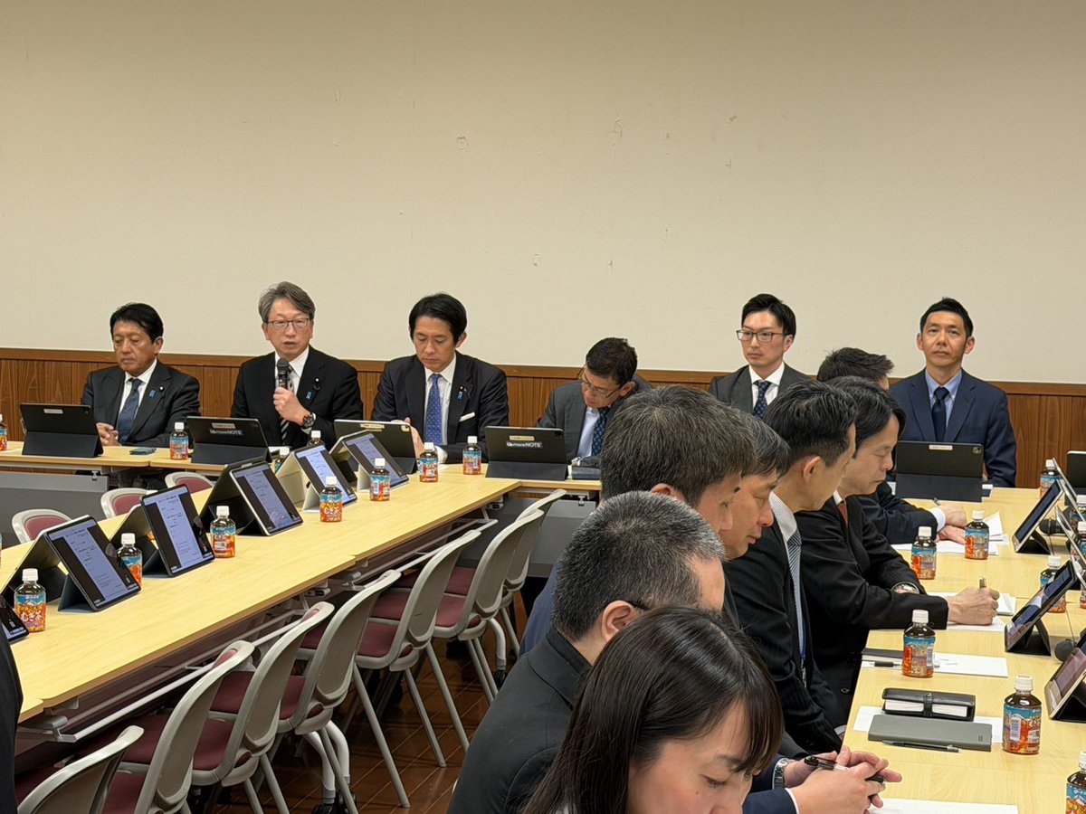 hiratakuchan's tweet photo. 国家サイバーセキュリティ戦略本部・金融調査会の合同会議を開催し、高度自律型AI時代に対応したサイバーセキュリティ対策の抜本的強化について議論しました。AnthropicおよびOpenAIからは、急速に進化するAIがもたらす新たなリスクの実態についてヒアリングを実施。特に、
攻撃の自動化・高速化（AIによるサイバー攻撃のスケール化）、ディープフェイクやなりすましによる信頼基盤の毀損、脆弱性探索や攻撃コード生成の高度化、AIエージェントの普及による“機械対機械”の攻撃・防御の新局面といった、従来の延長では対応しきれない構造的な変化が明らかになりました。これを踏まえ、サイバーセキュリティは単なる技術課題ではなく、「AIを前提とした統治とインフラ設計の問題」であるとの認識を共有しました。今後は、AIを活用した防御（AI for Security）の本格実装、AIそのものを守る仕組み（Security for AI）の確立、設計段階から安全性と信頼性を組み込む（Secure by Design）の徹底という三層構造での対策を加速させる必要があります。とりわけ金融分野においては、決済・認証・データ連携などの基盤機能が高度にデジタル化されており、一度のインシデントがシステミックリスクへと波及する可能性があります。国家安全保障および経済安全保障の観点からも、官民連携による実践的な防御体制の構築が不可欠です。金融分野をはじめ、国民生活や経済活動の基盤を守り抜くため、「責任あるアジャイルガバナンス」のもと、先手先手で制度・技術・運用の三位一体の備えを進めてまいります。

#平井卓也
