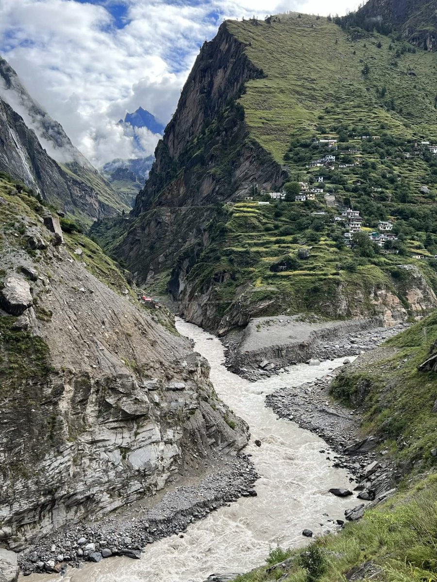 Vic_k_ey's tweet image. Where rivers roars &amp;amp; mountains whisper secrets...

#GoodMorning #Pals 🌄🍀🐦
Wish you a pleasant #Monday
Warm regards🎄🌹🙏

#IncredibleIndia 🇮🇳-Village Reni nestled in the mountains above the confluence of Dhauli Ganga &amp;amp; Rishi Ganga.. Joshimath, Chamoli, #देवभूमि #Uttarakhand...
