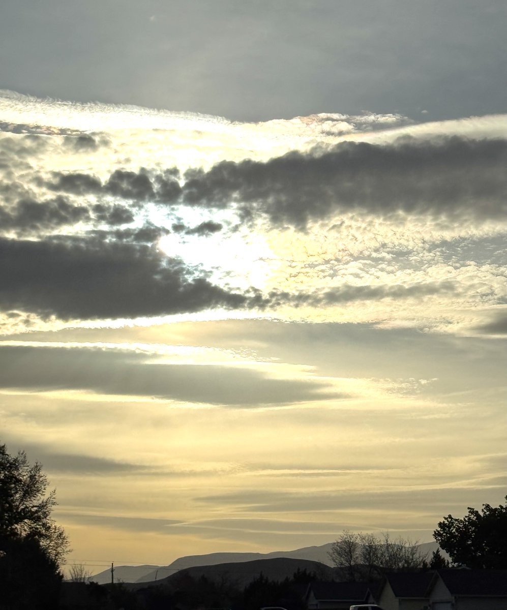 jonimarielew's tweet image. Almost sunset in the desert. #Nevada #desert #clouds #skies #sunset #colors #yellow