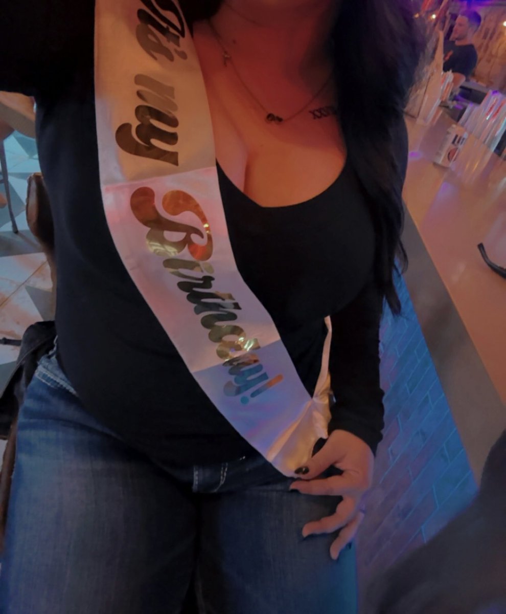 fangmarceline1's tweet photo. ITS MY BIRTHDAY 💸

who’s buying my drinks 😈 https://t.co/hEpzWiLPYd