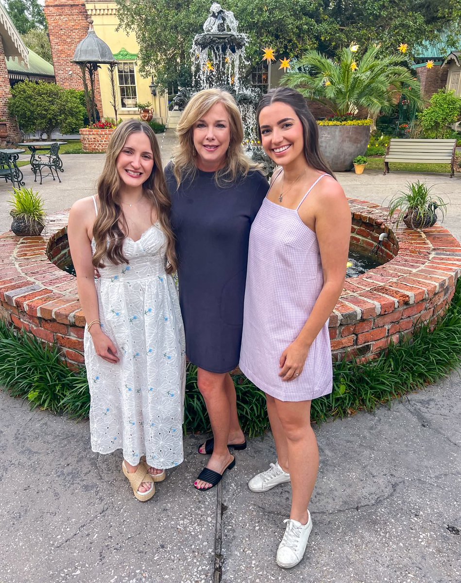 SchexJny's tweet photo. Celebrating Jordyn - Mrs. Schexnayder loading. @HoumasHouse never disappoints. https://t.co/eewbXJieDZ