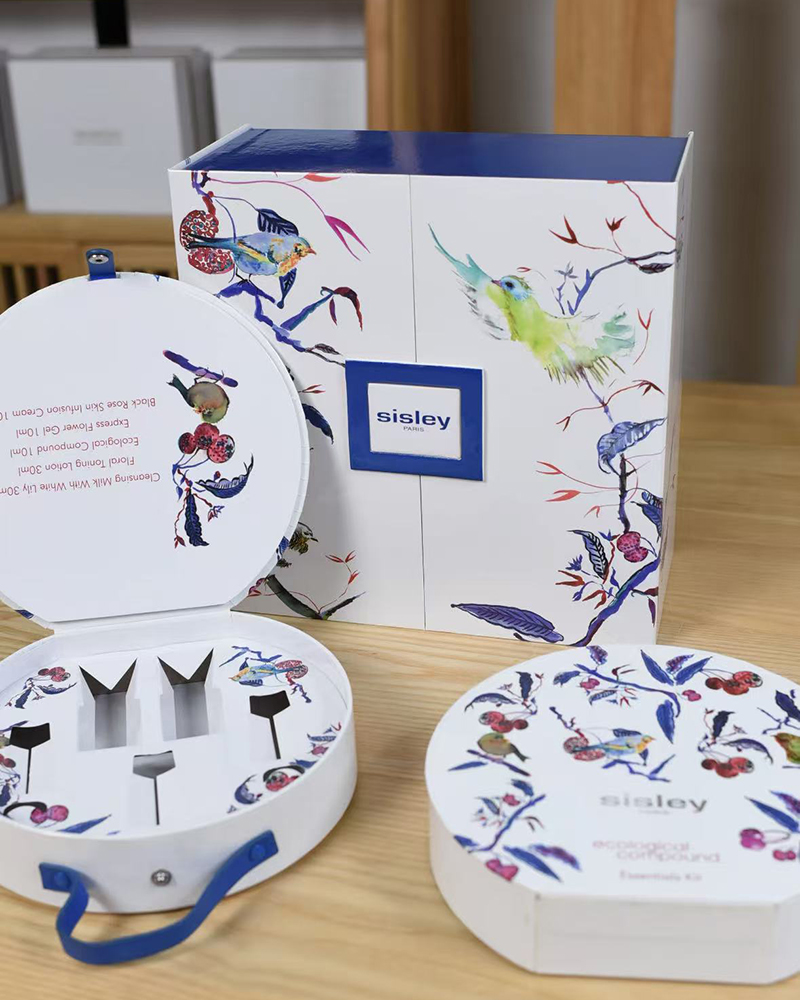 Ydxpackaging's tweet image. 🌿 Our latest Sisley Paris Ecological Compound set isn’t just a skincare routine—it’s a collector’s piece.

Experience the art of glowing skin. Tap the link in bio to explore. 🌸💻#SisleyParis #LuxuryPackaging #BotanicalBeauty #SkincareArt #SustainableLuxury #GiftInspiration