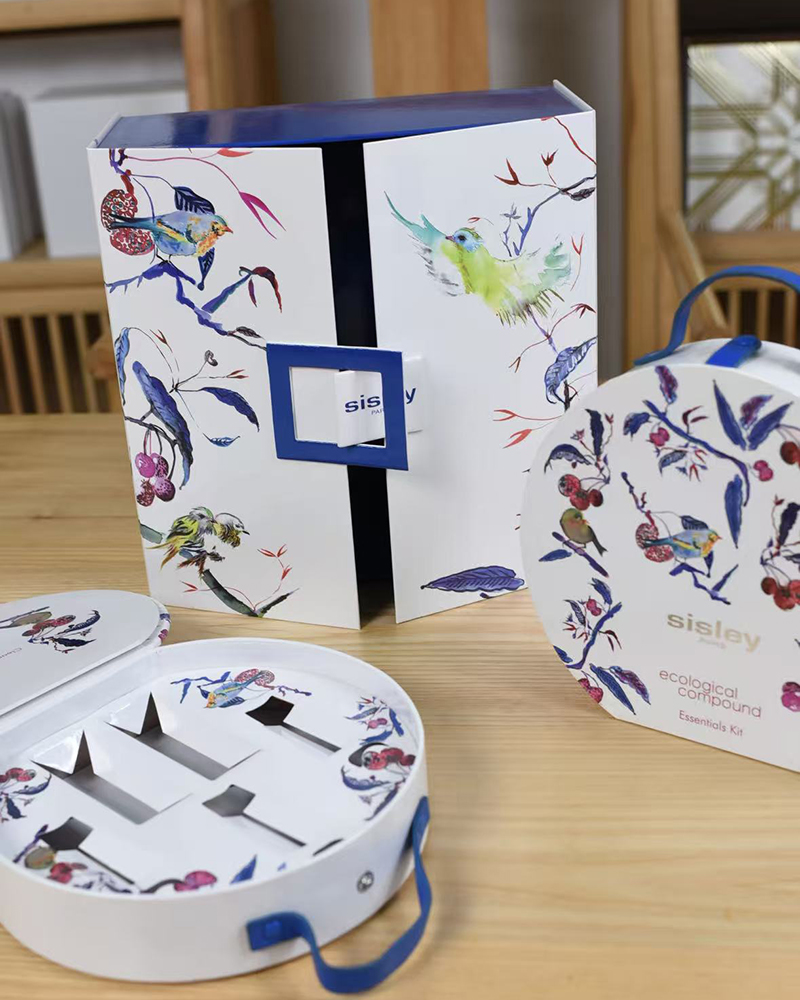 Ydxpackaging's tweet image. 🌿 Our latest Sisley Paris Ecological Compound set isn’t just a skincare routine—it’s a collector’s piece.

Experience the art of glowing skin. Tap the link in bio to explore. 🌸💻#SisleyParis #LuxuryPackaging #BotanicalBeauty #SkincareArt #SustainableLuxury #GiftInspiration