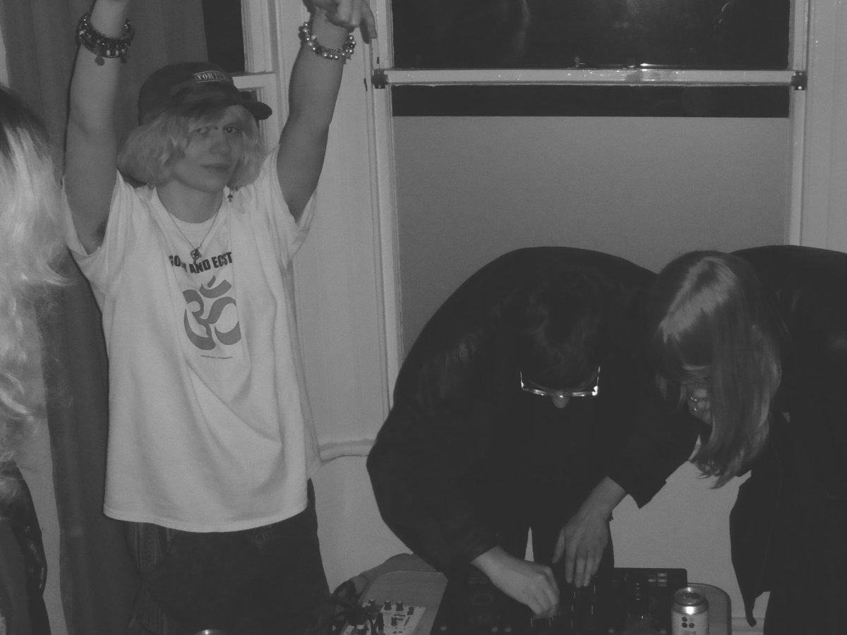 my first tape under this name, Prelude: 2 Dead Boyz (‘19-‘21) is out now 

linktr.ee/harmiemoune