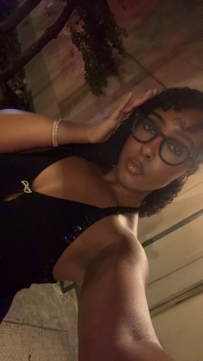 sashierrr's tweet image. Said she wanna have a migo #night