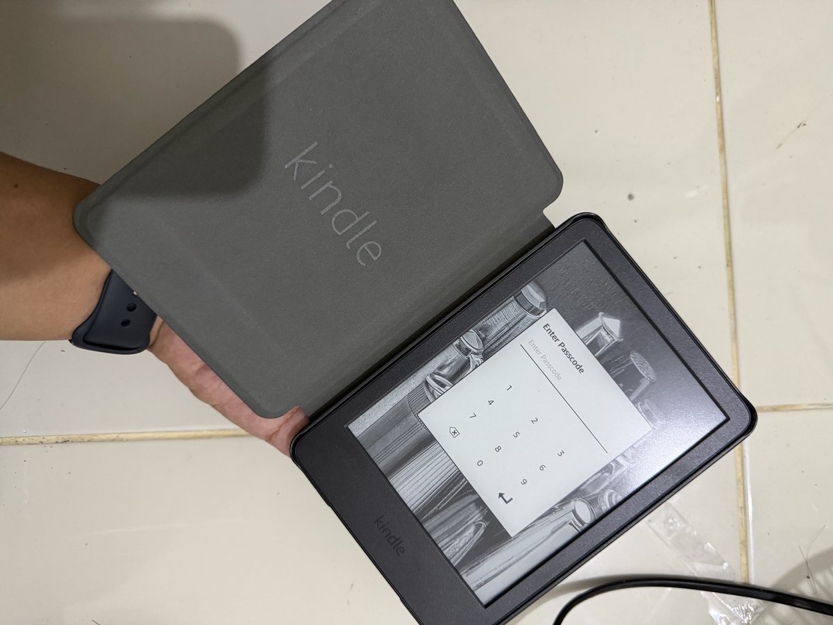 origlazed's tweet photo. Hallo! Aku mau Jual Amazon Kindle Gen 11 2024 16GB Hitam - Mulus Like New + Free Case

Halo! Mau jual Kindle kesayangan karena jarang dipakai. Kondisi masih sangat prima dan like new. Cocok banget buat yang suka baca buku digital tanpa bikin mata lelah. https://t.co/b3soQ6DAc4