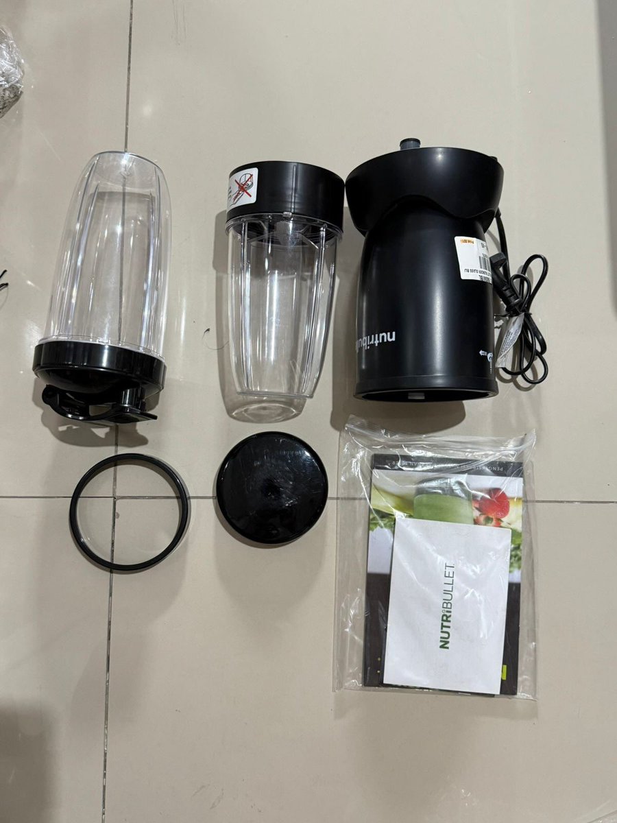 shellong_'s tweet photo. Jual Nutribullet 900w pro nih bisa langsung jadi tumblr on the go, peruntukannya buat bikin smoothies ga pake tambahan air, kebayangkan sekuat apa pisaunya? Aku halusin bumbu buat masak ga sampe 30detik
100% New dan Ori. Di oren normal 1,6 loh, aku kasih 1,2 aja. COD/oren/ojek https://t.co/x5l8ubsnj9