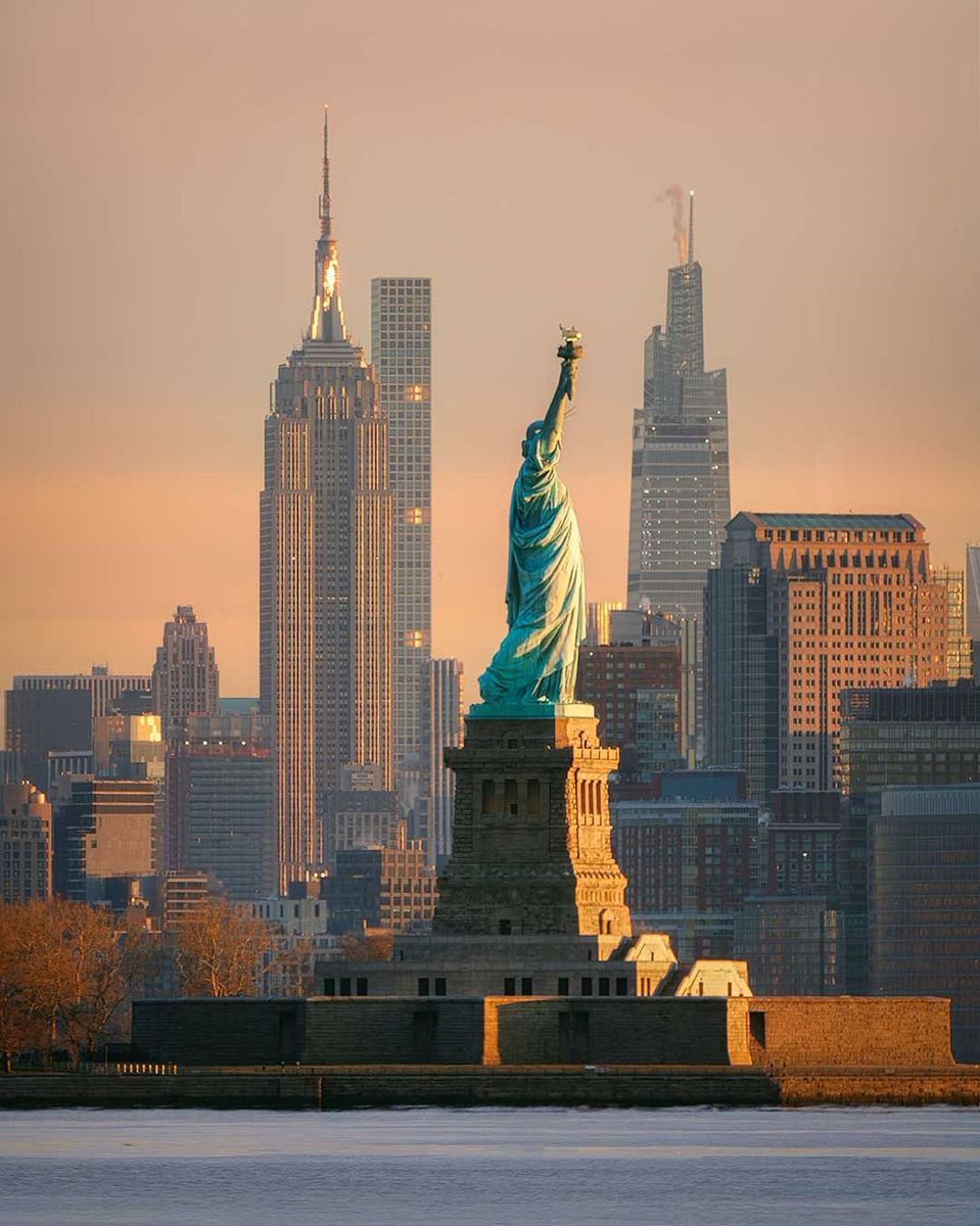 Empire State Building tweet media
