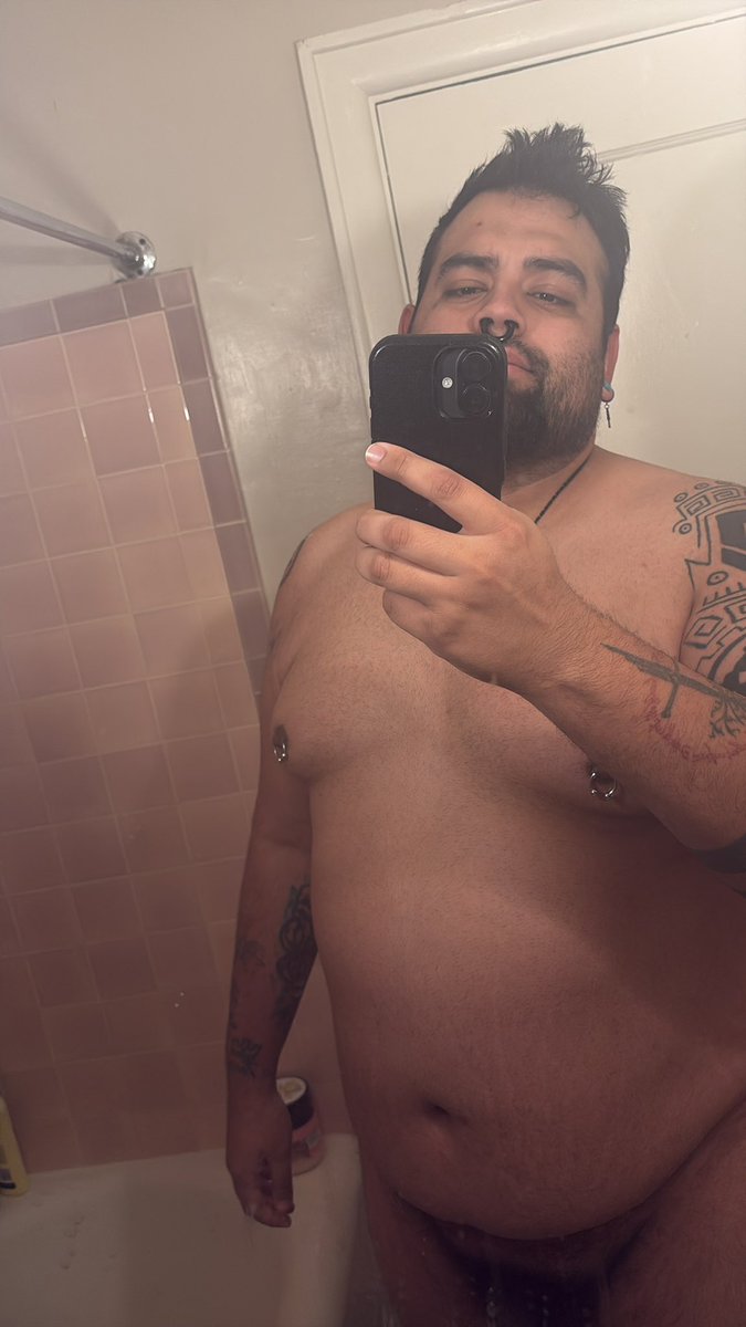 BoltDesmond's tweet photo. Shower time. Who wants to join? https://t.co/TCQa3ROVc4