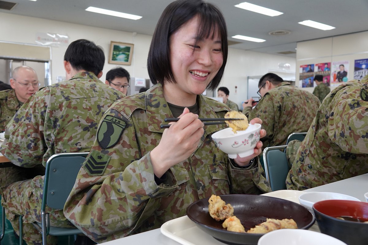 JGSDF_YAO's tweet photo. 【#ヤオメシ】
暖かい日が続き過ごし易い季節が来ましたね、皆さんはいかがお過ごしでしょうか？
今日は #春 を感じる季節の献立「筍ごはんと天ぷらの盛り合わせ」です(^^)/
みんなお腹いっぱい、笑顔もいっぱい！
お昼からもがんばるぞ！！
#自衛隊　#八尾　#たけのこ https://t.co/R9AShai7vU
