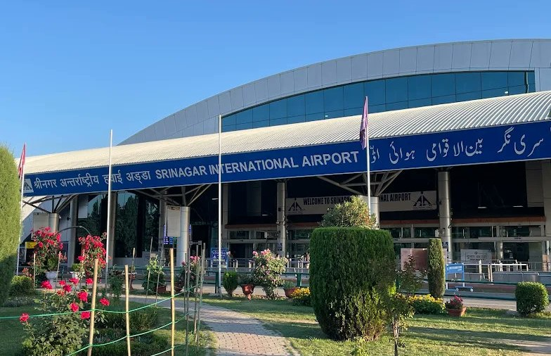AIRNewsHindi's tweet image. #JammuKashmir: श्रीनगर अंतरराष्ट्रीय हवाई अड्डे पर दो अमरीकी पर्यटकों को उनके सामान से सैटेलाइट फोन बरामद होने के बाद हिरासत में लिया गया। 

पुलिस ने बताया कि सैटेलाइट फोन भारत में विनियमित संचार उपकरण हैं और इनके उपयोग के लिए विशेष अनुमति आवश्यक है।

#Srinagar #AirportSecurity