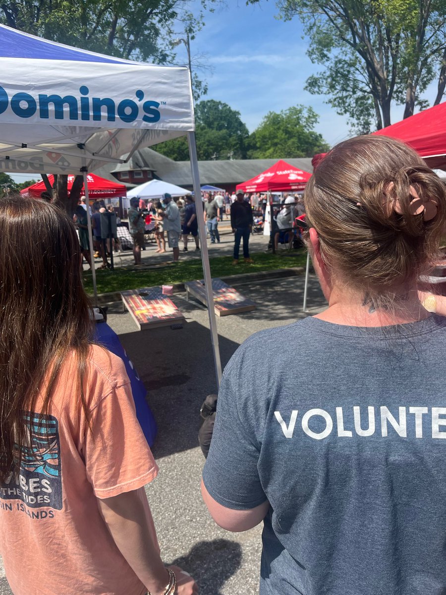 Moomin3371's tweet image. 先日町のフェスティバルに行ってきました

3枚目の写真は3つバックを投げて、3つとも穴に入れると43インチのテレビ📺が商品で当たるcorn holeと言うゲーム

私は外れましたが、彼は1つ成功してドミノピザ🍕の無料券もらってました

#アメリカ田舎生活

#CornHole