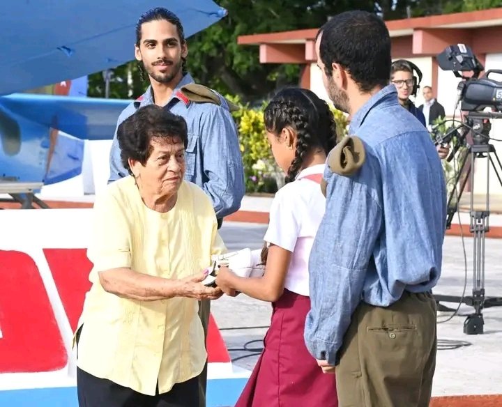 Y le entregó sus zapaticos blancos a la niña. La niña que soñaba tenerlos y hace 65 años el invasor le quitó más que eso, perdió cosas sagradas que no se recuperan jamás. En sus ojos de dolor por el recuerdo de aquel día. #CubaEstáFirme #GirónEsHoy 🇨🇺