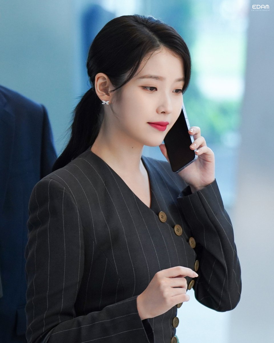 _IUofficial's tweet image. [📬]

시간 있으세요? &amp;lt;21세기 대군부인&amp;gt; 비하인드 좀 보게
Got a minute? Come check out some behind-the-scenes from &amp;lt;Perfect Crown&amp;gt;

🔗 blog.naver.com/edament/224258…

#아이유 #IU
#21세기대군부인 #PerfectCrown