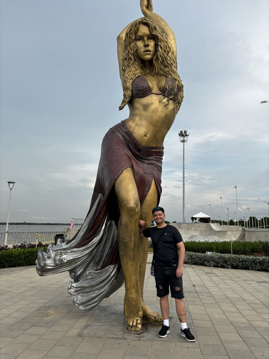 WesFeitosa's tweet photo. 30 anos sendo fã da dona da América Latina com muito orgulho @santander_br @voude99 @cea_brasil me nota, tô aqui implorando pra ver a minha ídola de uma vida inteira de pertinho
#SantanderConLaReina #ShakibackSantander #TMNR https://t.co/3IrN5E1adv